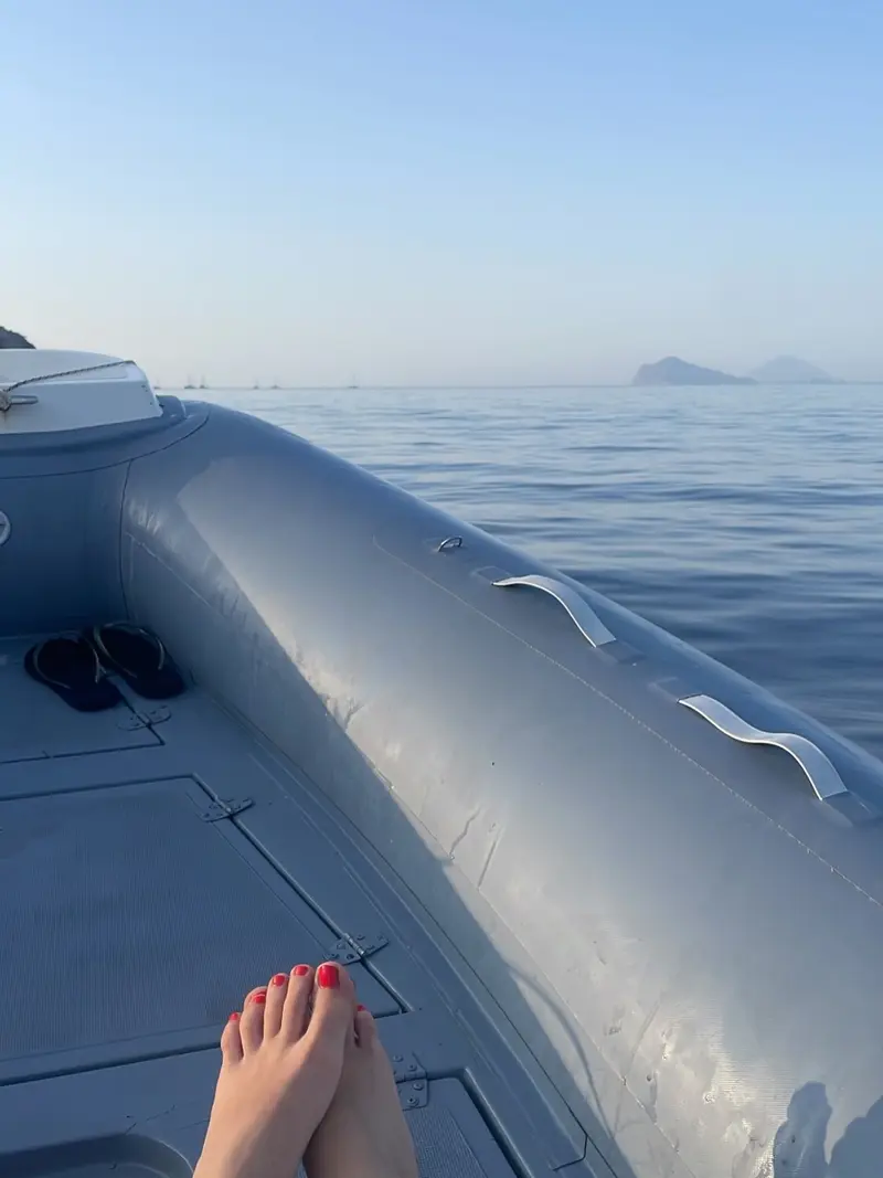 Gommone in navigazione su mare calmo