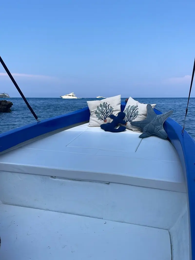 Prua della barca con cuscini al tramonto