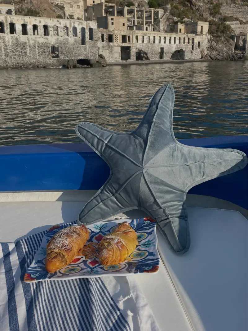Colazione a bordo all'alba con vista mare